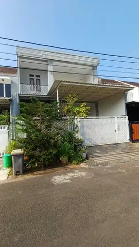 Harga Nego! Dijual Rumah Besar 2 1/2 lantai di Cluster Ifolia HI