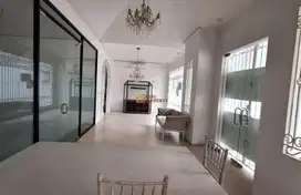 Rumah Old Money Classic Pinggir Jalan Strategis Bangunan Luas 3Lantai