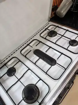 kompor 4 tungku,oven,dan cooker hood , kyk baru dulu belinya 20 jt