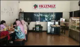 Staf Toko Roti dan Kedai Kopi