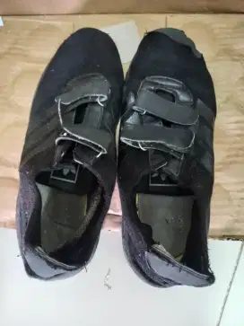 Di jual sepatu  sekolah  merk  adidas. Msh lmyn bagus