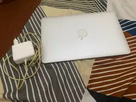 Laptop Macbook 2013 i5 (mulus, dan aman)
