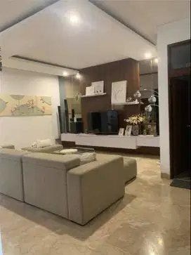 Dijual Rumah di Kedoya Baru, Jakbar 4+1BR Furnished Luas tanah 300m2
