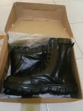 Sepatu pdl security