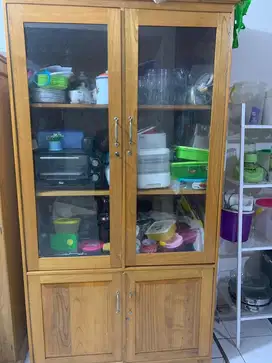 Lemari kayu kaca
