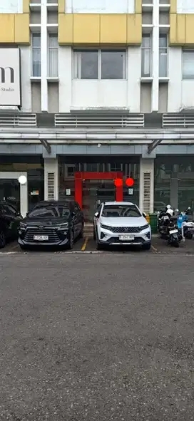 Disewakan ruko 3 lantai  di Emerald Commercial Summarecon Bekasi