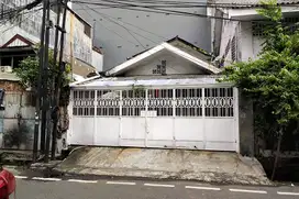 Rumah tua Krekot dibawah NJOP, murah, cocok kost2an di pasar baru