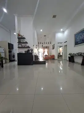 DIJUAL RUMAH DENGAN INTERIOR DAN PERABOTAN