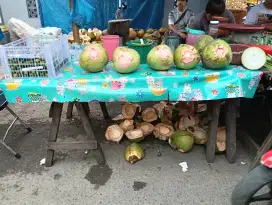 Dicari pria muslim mahir belah kelapa muda