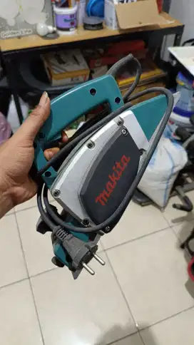 Mesin serut kayu makita
