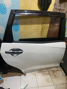 Pintu Tengah mobilio kanan / kiri ada kaca dan engsel