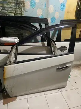 Pintu Depan Mobilio kanan / kiri ada kaca dan engsel