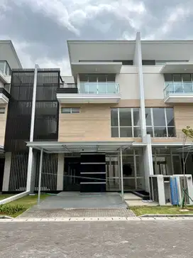 Rumah Mewah Pemandangan Golf Dan Danau PIK