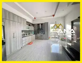 ANA RUMAH MEWAH LUAS 8X22M 4LT BANGUNAN BAGUS DAN KOKOH DI JELAMBAR rd
