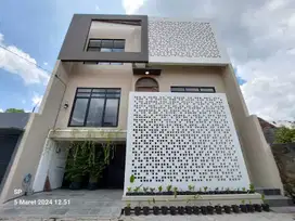 RUMAH MEWAH 3 LANTAI DENGAN KOLAM RENANG PRIBADI DI JALAN PALAGAN KM 7