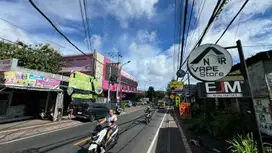 Tanah kawasan ramai di jalan raya utama uluwatu