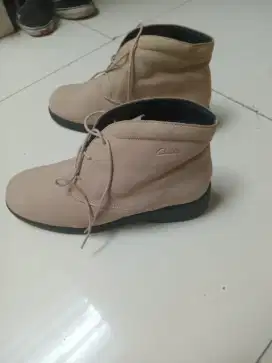 Sepatu boots wanita merk clarks