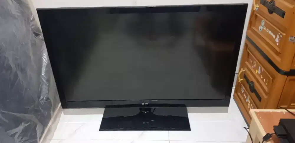 Televisi LG 42 inch..kondisi mati , remote ada