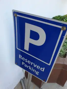 Papan nama parkir mobil kantor plang reklame neonbox sticker kaca film