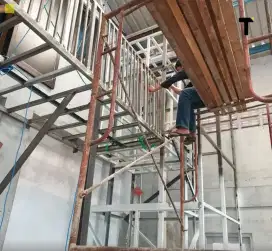 Tukang renovasi dan atap