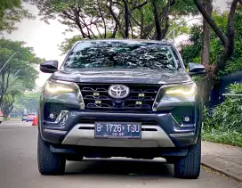 Toyota Fortuner VRZ Tetradrive 4X4 Diesel Tahun 2021 Abu Abu Metalik