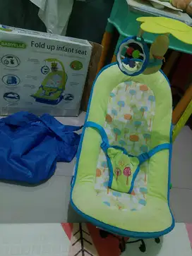 Baby Elle fold up infant seat
