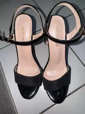 Di jual cepat preloved hils Bigmango size 38 500 nego tipis