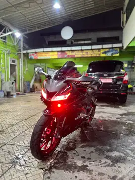 Yamaha R15 V3 Tahun 2017 (mulus ganteng)