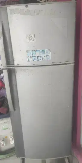 Di jua kulkas 2 pintu merk sharp