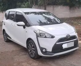 Rental kendaraan dengan pengemudi