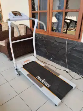 Dijual treadmill elektrik 1 fungsi merk body max kondisi normal