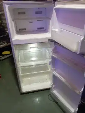 kulkas 2 pintu merek sharp kondisi normal minat wa