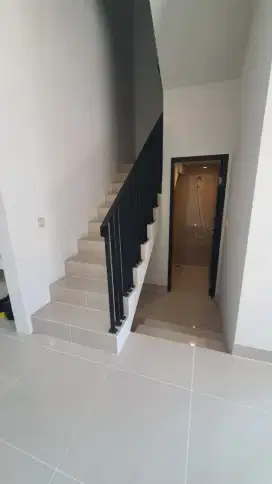 RUMAH BARU DIAN ISTANA WHITE HOUSE DEKAT AKSES TOL MAYJEND SUNGKONO