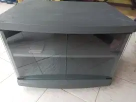 Meja TV dengan lemari kaca