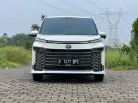 TOYOTA VOXY 2.0 AT 2022, PUTIH