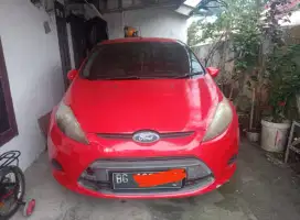 Mobil Ford Warna Merah.