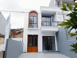 RUMAH BARU 2LT DALAM CLUSTER DI JAGAKARSA DEKAT TOL BRIGIF DAN STASIUN