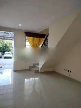 Dijual Rumah 2lantai di Greenlake City Cluster West Europe,timur