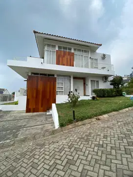 Dijual Villa Dalam Area Hotel View Gunung Kota Batu