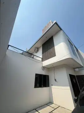 Dijual rumah 3 lantai hoek di Kavling DKI Meruya Jakarta Barat