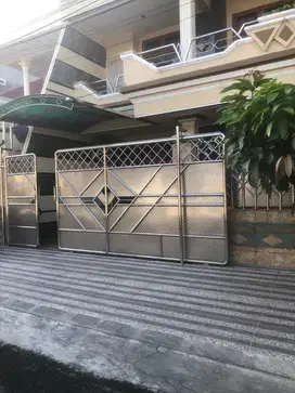 Dijual Rumah 2 Lantai Sangat Terawat Siap Huni di Darmo Baru Timur