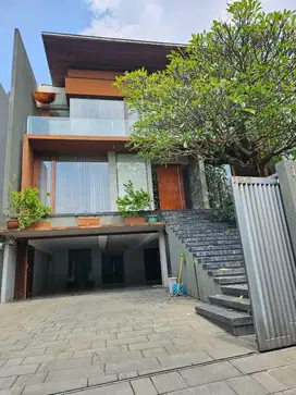 Rumah siap huni, 3 Lantai, Bagus, Super Mewah, 1000 Sqm, di Puri Indah