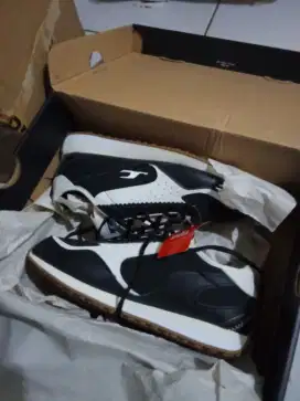 Specs 106 Black White Pristine