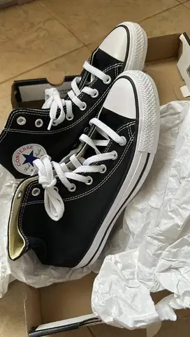 Sepatu Converse Chuck Taylor size 39 unisex (BNIB)