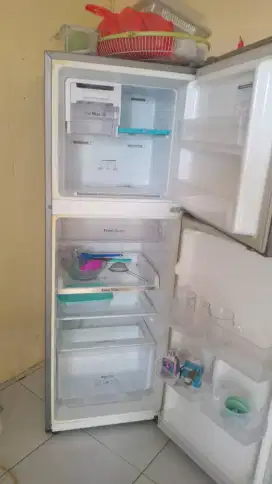 Kulkas Samsung 2 pintu kondisi masih baik, masih berfungsi semua.