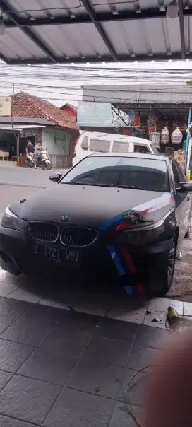 BMW 523i AT Biru Navy