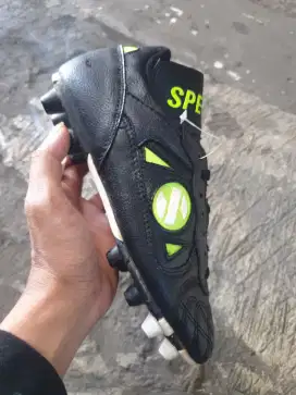 Jual sepatu bola specs