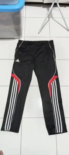 Celana olahraga pria hitam