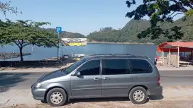 Kia Carnival bensin 2.4 Matic tahun 2000