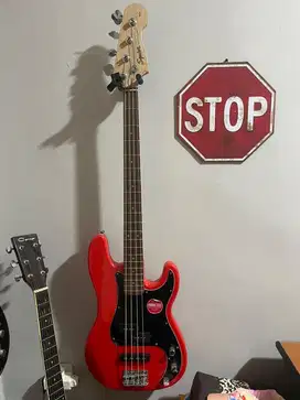 Electric Bass Squier + Gigbag Enormous